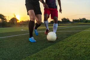 jogador de futebol jogando bola no estádio ao ar livre. 13946174