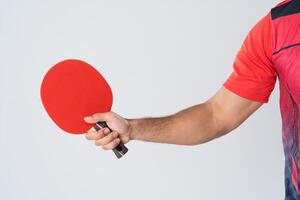 retrato de esportes homem atleta masculino jogando tênis de mesa isolado. foto