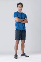 elegante jovem homem dentro azul camisa em pé em branco fundo foto