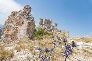 calascio, itália-9 de agosto de 2021-particular das ruínas de rocca calascio durante um dia ensolarado foto