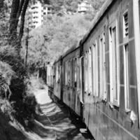 shimla, himachal pradesh, índia - 14 de maio de 2022 - rota kalka-shimla do trem de brinquedo, movendo-se na ferrovia para a colina, trem de brinquedo de kalka para shimla na índia entre a floresta natural verde foto