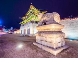 Marco do palácio gyeongbokgung da cidade de Seul, na Coreia do Sul foto