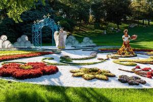 escultura feita de flores de verão foto