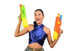 mulher bonita retrato no festival songkran com pistola de água foto