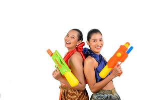 duas belas mulheres no festival songkran com pistola de água foto