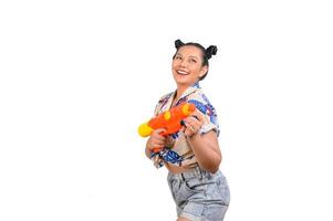 mulher sorridente de retrato no festival songkran com pistola de água foto