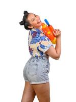 mulher sorridente de retrato no festival songkran com pistola de água foto