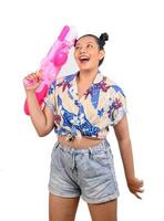 mulher sorridente de retrato no festival songkran com pistola de água foto