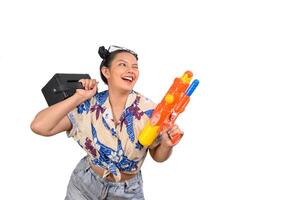 retrato bonito mulher no festival songkran com pistola de água foto