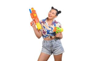 mulher sorridente de retrato no festival songkran com pistola de água foto