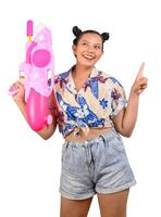 mulher sorridente de retrato no festival songkran com pistola de água foto