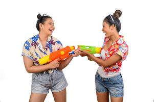 retrato duas mulheres no festival songkran com pistola de água foto