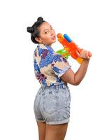 mulher sorridente de retrato no festival songkran com pistola de água foto