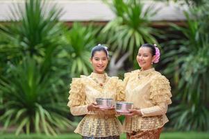 retrato de mulheres bonitas no festival songkran com traje tradicional tailandês foto