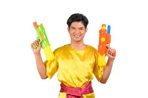 jovem retrato com pistola de água no festival songkran foto