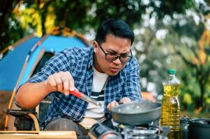 retrato de homem viajante asiático óculos bife de porco fritando foto