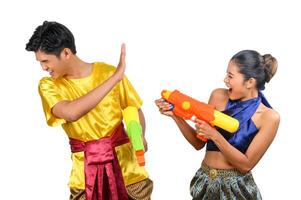 jovem casal desfruta com pistola de água no festival songkran foto