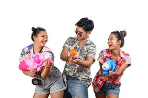 grupo adolescente se diverte com pistola de água no dia songkran foto
