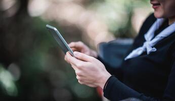 jovem usa tablet enquanto acampa no parque foto