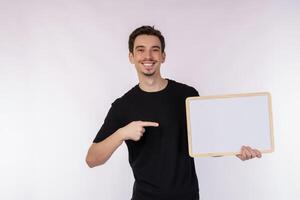 retrato de homem feliz, mostrando a tabuleta em branco sobre fundo branco isolado foto