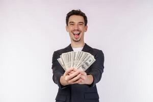 retrato de um homem alegre segurando notas de dólar sobre fundo branco foto