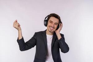 retrato de jovem feliz usando fone de ouvido e curtindo música sobre fundo branco foto