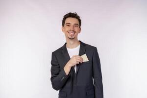 retrato do jovem empresário bonito sorridente, mostrando o cartão de crédito isolado sobre fundo branco foto