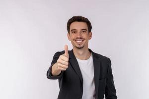 retrato do feliz sorridente jovem homem de negocios mostrando polegares acima gesto em isolado sobre branco fundo foto