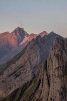 espetacular montanha formações do Suíça durante pôr do sol foto