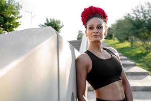 fitness, retrato do uma mulher lado de fora para uma exercite-se e Treinamento para saudável estilo de vida e corpo bem-estar. face do Esportes fêmea ou atleta, energia e poder foto