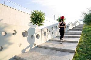 em forma jovem mulher pulando e corrida foto