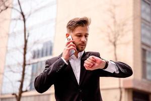 retrato do uma jovem homem de negocios dentro uma o negócio Centro falando em a telefone foto