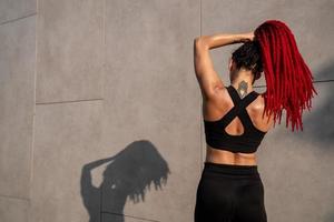 ginástica retrato, exercício e feliz mulher às Academia para uma dar certo, Treinamento e corpo motivação às saúde clube. face do Esportes ou atleta fêmea feliz sobre desempenho, progresso e saudável estilo de vida foto