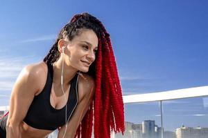 fitness, retrato do uma mulher lado de fora para uma exercite-se e Treinamento para saudável estilo de vida e corpo bem-estar. face do Esportes fêmea ou atleta, energia e poder