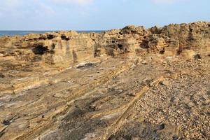 costa rochosa do mar mediterrâneo no norte de israel. foto