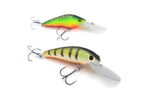 grupo de iscas de pesca wobblers em fundo branco foto