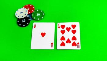 pôquer jogo, ás e dez cartões e salgadinhos em a verde mesa. foto