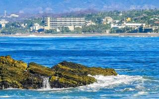 belas rochas falésias surfista ondas na praia puerto escondido méxico. foto