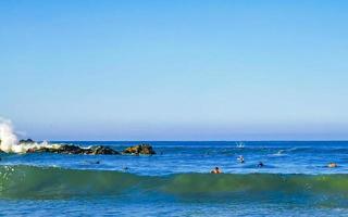 porto escondido Oaxaca México 2023 surfista surfar em prancha de surfe em Alto ondas dentro porto escondido México. foto