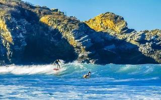 porto escondido Oaxaca México 2023 surfista surfar em prancha de surfe em Alto ondas dentro porto escondido México. foto