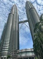 petronas torres. arranha-céu dentro Kuala Lumpur, Malásia. foto