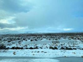 islandês inverno panorama com neve coberto colinas e azul nublado céu foto