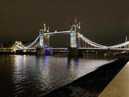 torre ponte dentro Londres às noite foto
