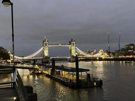 torre ponte dentro Londres às noite foto