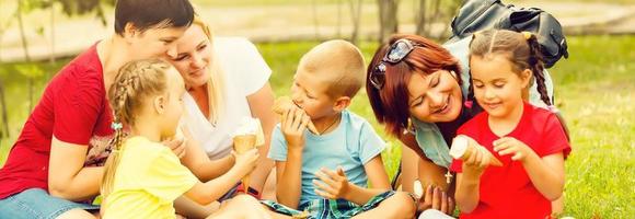 família com crianças comendo sorvete. ar livre. foto