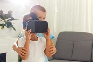 espantado crianças usando virtual realidade fones de ouvido foto