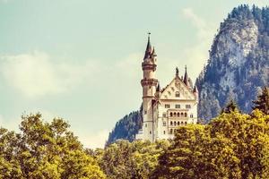 lindo Visão do famoso mundialmente Neuschwanstein castelo, a século dezenove românico renascimento Palácio construído para rei Ludwig ii em uma áspero penhasco perto fussen, sudoeste baviera, Alemanha foto