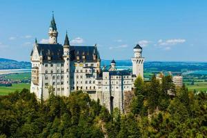 famoso Neuschwanstein castelo dentro Alemanha, baviera, construído de rei Ludwig ii dentro século 19 foto