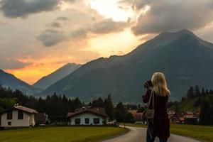 uma mulher olhando às a montanhas. Europa, Alemanha, bavaria foto