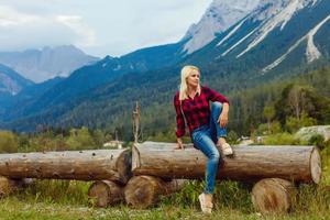 menina dentro a montanhas, Alpes, Áustria foto